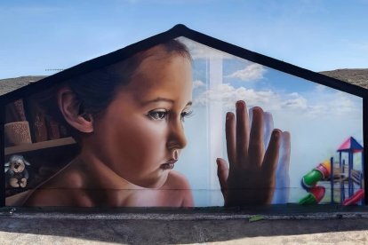 Este espectacular mural, que representa la época de confinamiento por COVID-19, se encuentra en Vícar Pueblo.