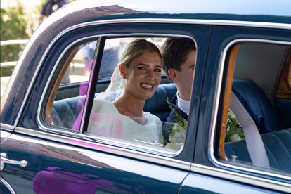 La novia junto a su hermano llegando a la iglesia. 