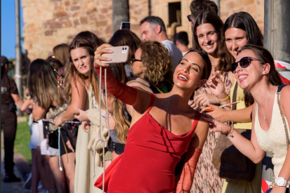 María Frubies con un precioso vestido rojo. 