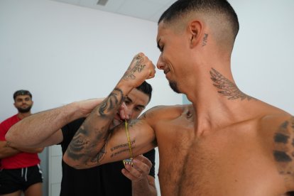 Los servicios médicos del club atendiendo a Chumi.