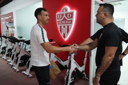 Diego Maziel saludando al capitán Fernando Martínez.