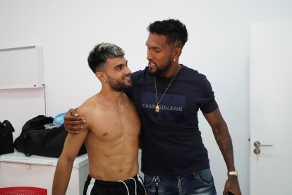 Arnau Puigmal y Dyego Sousa en la nueva sala médica.