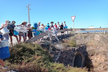 Transporte de agua de mar a Las Salinas.