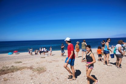 Almerienses y visitantes de todas las edades se suman a la protesta.