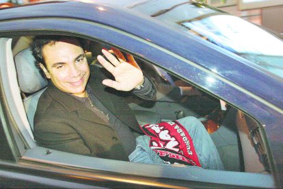 Rumbo al Gran Hotel con la bufanda de la Peña El Tomate.