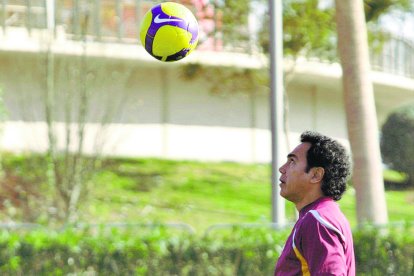 Tocando balón, algo habitual en cada entrenamiento.