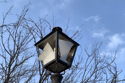 Farolas con falta de mantenimiento.