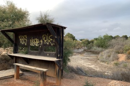 Puesto de merendero con vistas al humedal.