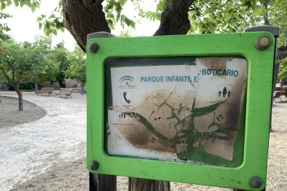 Cartelería ilegible en el parque infantil.