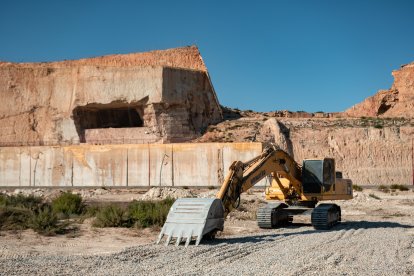 Máquina ya trabajando en el solar en el que se levantará \'Ikea Almería\'