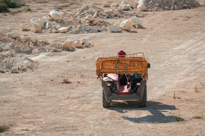Los operarios van colocando el vallado en los trabajos