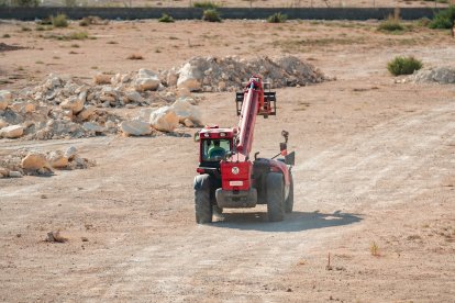 Operarios trabajando para preparar el solar