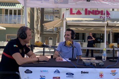 Fran García junto a Antonio Román López, sargento del Cuerpo de Bomberos de Almería.