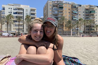 Paola y Lucía, ganadoras de un vale descuento en Mascotasol.