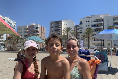 María y Marta junto con Lucas, ganadores del bono para niños en las Cuevas de Sorbas.