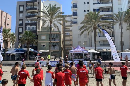 Niños divirtiéndose en las actividades de zumba.