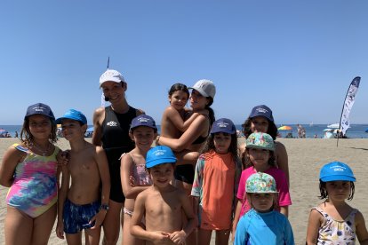 Niños con regalos de La Voz de Almería y Cadena SER.