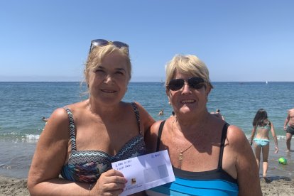 Milagros y Rosa, ganadoras de un bono para niños para las Cuevas de Sorbas.