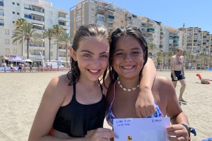 Loreto y Carla, ganadoras de un bono para niños para las Cuevas de Sorbas.