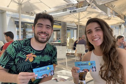 Bea y José, ganadores de un vale descuento en Mascotasol.