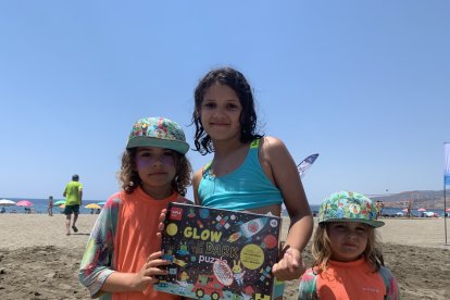 Niños que han recibido uno de los juguetes de Papelerías Carlin.