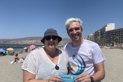 Alex y Ana, ganadores de un vale descuento en Mascotasol.