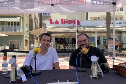 Fran García junto a Francisco Manuel Cazorla, responsable de la Biblioplaya.