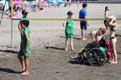 Disfrutando del voleibol con jóvenes maestros.