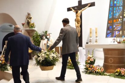 Gabriel Amat, alcalde de Roquetas de Mar, durante la ofrenda floral.