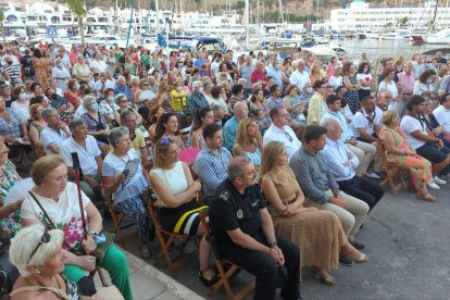 Decenas de personas se dieron cita en el Puerto de Aguadulce.