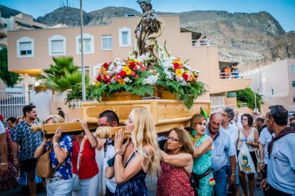 Llevada en procesión por los vecinos de Aguadulce.