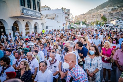 Decenas de personas en la misa que tuvo lugar en el Puerto Deportivo de Aguadulce.