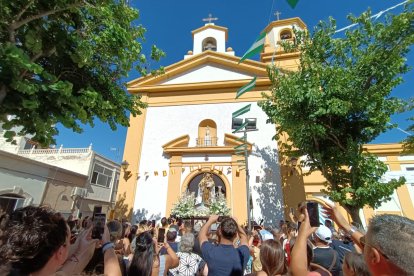 Salida de la parroquia de San Roque.