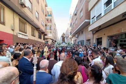 Actuación de baile flamenco ante la Virgen del Carmen.
