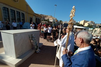 Ofrenda floral a los fallecidos.
