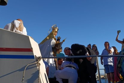 Instante en el que la Virgen del Carmen es subida a la embarcación.
