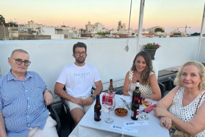 María Paloma y Juanjo Kheouri de Roquetas Fiv, Beatriz de \'La Voz de Almería\' y Ángel.