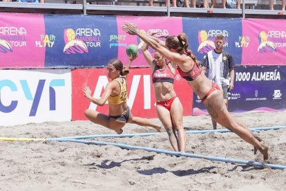 El balonmano playa Femenino sigue creciendo con grandes equipos.