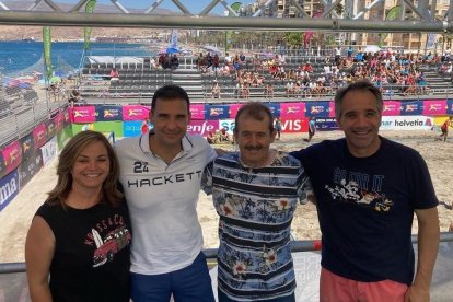 Bienvenida Pascual, Sebastián Fernández, Manuel Navas y Juanjo Segura, en el palco del Arena 1000.