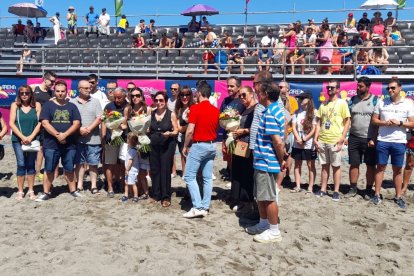 El momento más emotivo llegó con el homenaje y recuerdo a Francisco Pizán, uno de los grandes árbitros del balonmano. 