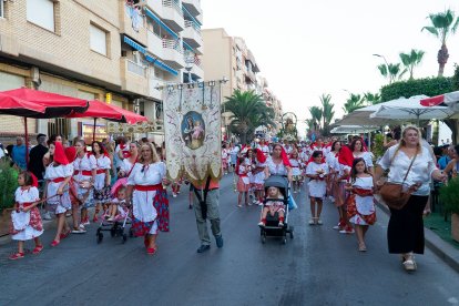 Las garrucheras se ataviaron con el traje tradicional de pescadora y los garrucheros de pescador