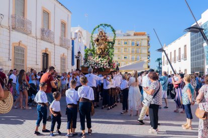 Los vecinos inundaron las calles de Garrucha para ver a su patrona