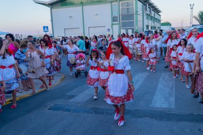 El traje tradicional de pescadora volvió a las calles del pueblo con mas esplendor que nunca