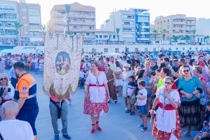 Vecinos y visitantes no dudaron en compartir el sábado con la patrona de Garrucha.