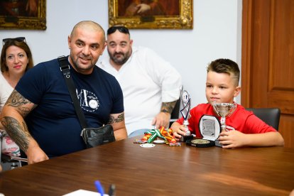 Los maestros junto al campeón.