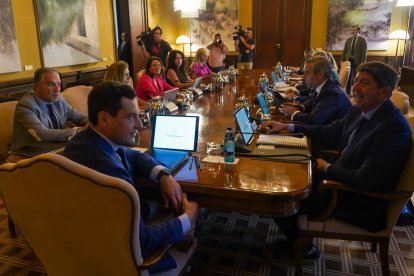 En primer término, Juanma Moreno y Juan Marín.