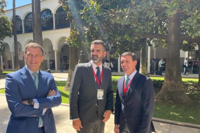 Desde la izquierda, Miguel Ángel Castellón, Ramón Fernández-Pacheco y Javier A. García.