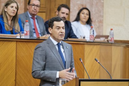 Miembros de la Mesa escuchan a Moreno.