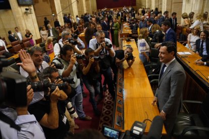Expectación ante la llegada de Juanma Moreno.