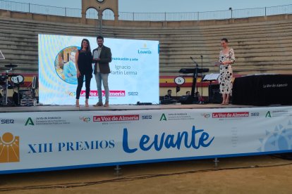 Ignacio Martín Lerma, premio de comunicación y arte. Entrega Ángeles Martínez.